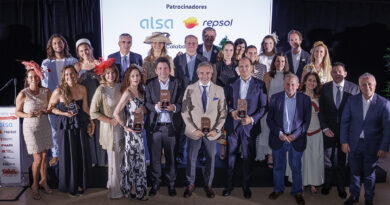 Algunos ganadores de la XIII edición junto a los representantes de los Premios DEC