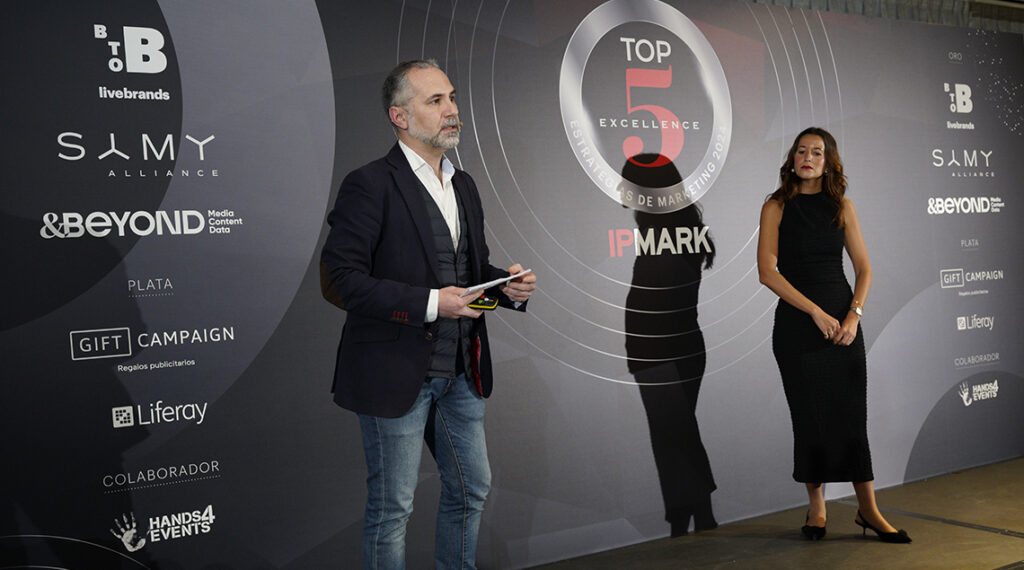 Paco Mendoza, de Publicis España y Joana Fernandez, de L'Oréal España presentando las claves del éxito de 'Rojocucu', campaña de Garnier