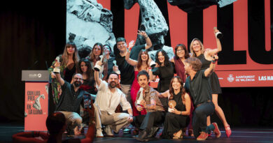 Ganadores, representantes de la campaña ‘Adopta un comercio’, recogieron el GP en la XIV edición del Festival La Lluna