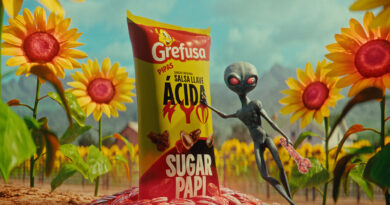 La pieza, producida por DHC Films, se inspira en el episodio “EIEI (Annoyed Grunt)” de la temporada 11 de la serie estadounidense