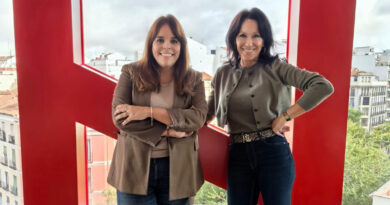 De izq a dcha, Cristina Gómez Rico junto a Ana Picó, directora general de Havas PR