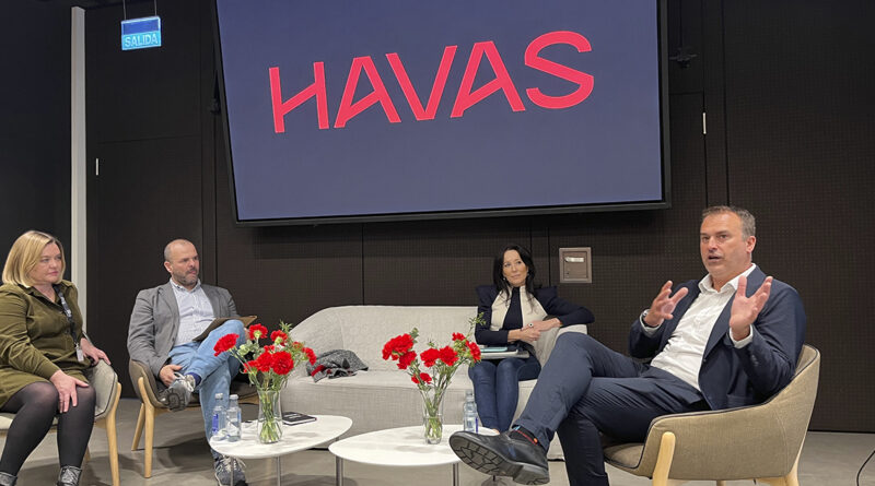 De izq a dcha, Rachael Samson, CEO UK and Europe de Havas Red, Jaime de Haro, editor de IPMARK, Ana Picó, general manager de Havas PR Spain y James Wright, CEO global de Havas Red durante la mesa redonda