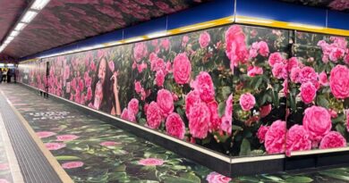 La marca de cuidado capilar inunda los pasillos del metro de Callao con su esencia natural de rosas