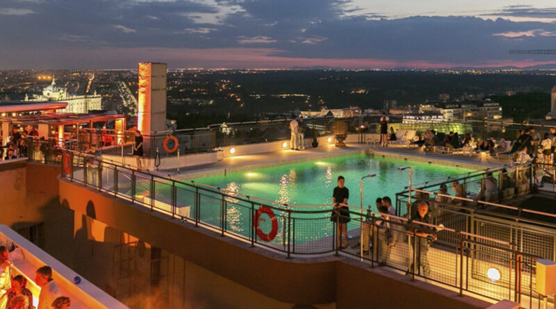 El Beach Club reabrió sus puertas el 1 de mayo y cuenta con solárium, camas balinesas y un Sky Bar exclusivo