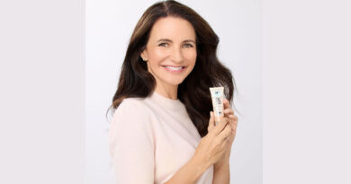 La actriz, conocida por su papel de Charlotte York en “Sexo en Nueva York”, se convierte en embajadora de la marca en la campaña «The Glow Comes Naturally»