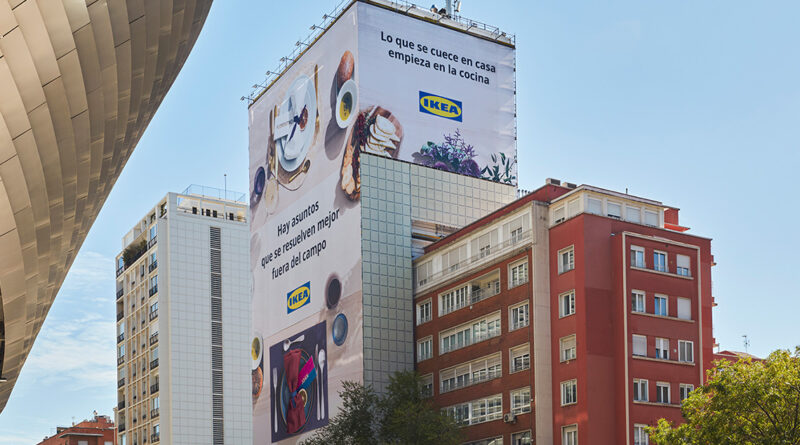 "Hay asuntos que se resuelven mejor en el campo", ese es el lema de la nueva lona de Ikea