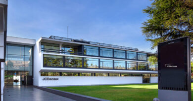 Por áreas de actividad, la división de Mobiliario Urbano registró una caída orgánica del 1,1 %, muy afectada por la elevada base de 2024