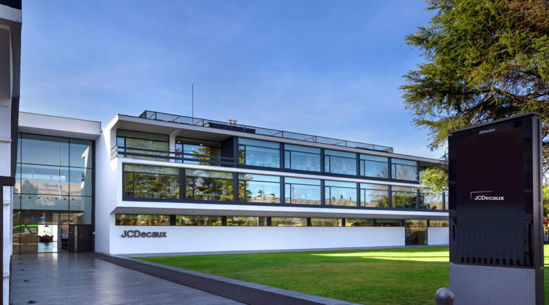 Por áreas de actividad, la división de Mobiliario Urbano registró una caída orgánica del 1,1 %, muy afectada por la elevada base de 2024