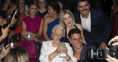 El influencer Jordi Rodríguez Moreno gana un CerAwards junto a su abuela