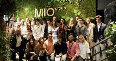 Los jóvenes participantes que acudieron a la sede de MIO Group