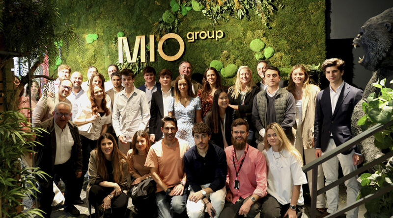 Los jóvenes participantes que acudieron a la sede de MIO Group