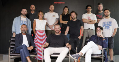 La firma toma como inspiración el concepto de The Factory, el estudio creado por Andy Warhol, y pone el foco en elevar la calidad técnica y visual de las campañas