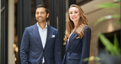 De derecha a izquierda; Julia, CEO KLEBER GROUP y Varun Kapur, Director de Kapital by Kleber Group