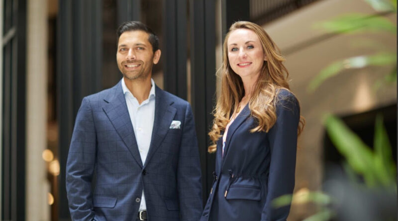 De derecha a izquierda; Julia, CEO KLEBER GROUP y Varun Kapur, Director de Kapital by Kleber Group