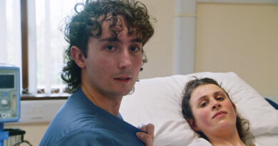 Dirigida por Lionel Goldstein, la campaña muestra a una mujer en pleno trabajo de parto que, de repente, queda cautivada por el aroma de un asistente médico