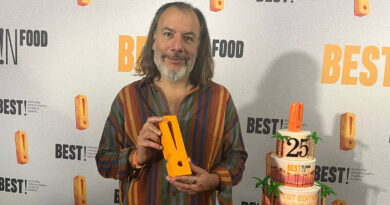 Leandro Raposo, presidente de The Cyranos, posa junto a la plata que ganó la campaña 'Nuevas Pringles Mexas' de Kellanova y Pringles junto a la agencia The Cyranos