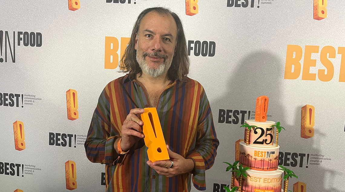 Leandro Raposo, presidente de The Cyranos, posa junto a la plata que ganó la campaña 'Nuevas Pringles Mexas' de Kellanova y Pringles junto a la agencia The Cyranos