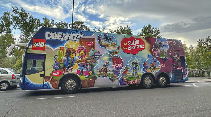 El autobús de Lego DreamZzz recorre las calles de tres de las principales ciudades españolas