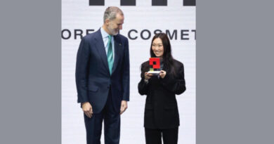 Lilin Yang, fundadora y CEO de MiiN Cosmetics, recibe el a la Mejor Pyme del Año