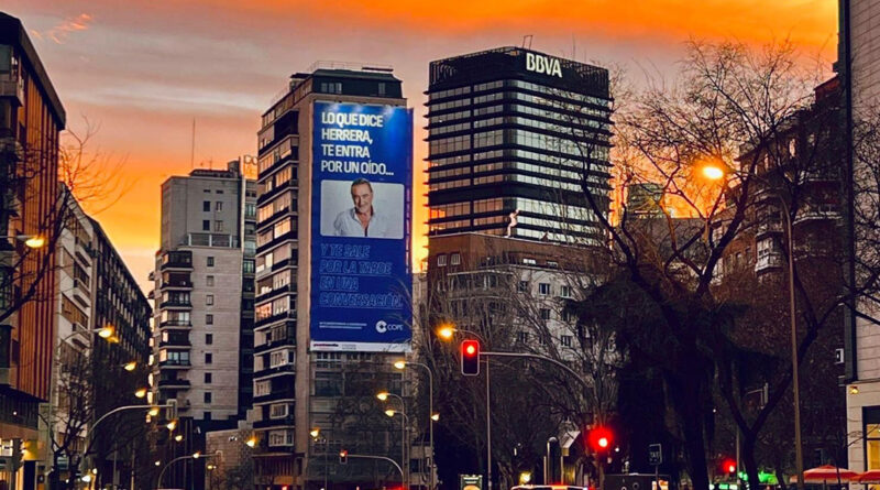 La campaña focalizada en el rigor periodístico de Carlos Herrera en Cope destacó en lonas publicitarias