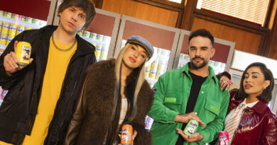 Lola Índigo junto a El Rubius, Illo Juan y Marina Rivers en la nueva campaña de Fanta