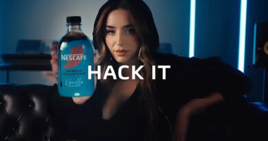 La cantante hace suyo el concepto hack acuñado por la marca y traslada al mundo del café la misma libertad creativa que marca su trayectoria artística