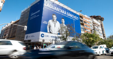La lona de Cope protagonizada por sus locutores estrella se pregunta : ¿Aguantará Sánchez?