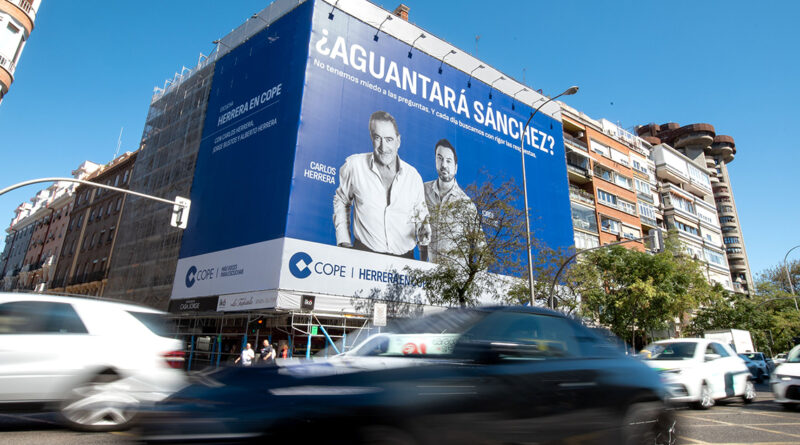 La lona de Cope protagonizada por sus locutores estrella se pregunta : ¿Aguantará Sánchez?