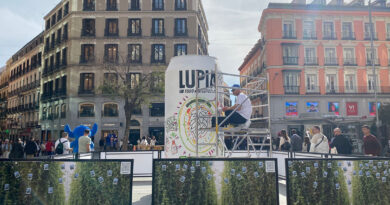 El artista valenciano Antonyo Marest pintó la mitad de la lata blanca con los motivos de la nueva marca