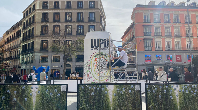 El artista valenciano Antonyo Marest pintó la mitad de la lata blanca con los motivos de la nueva marca