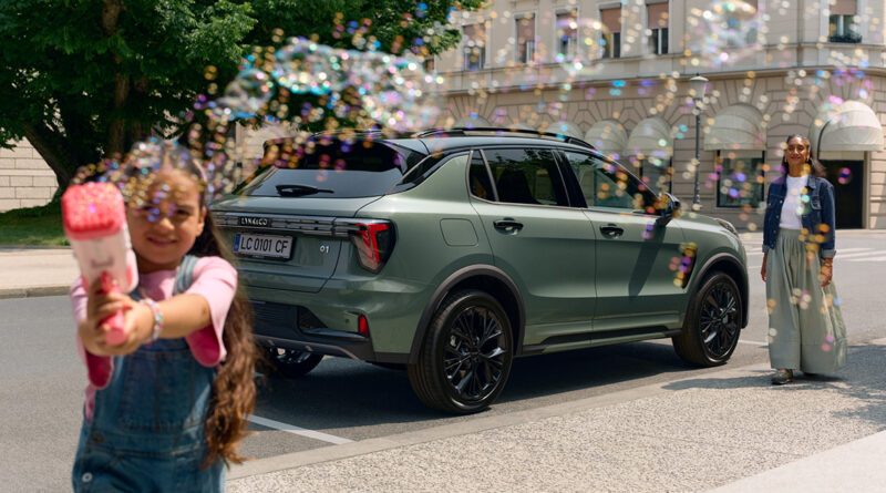 El eje central de la campaña es el vídeo «Let’s Get on 01», una celebración vibrante y positiva de la autoexpresión y la diversión en familia