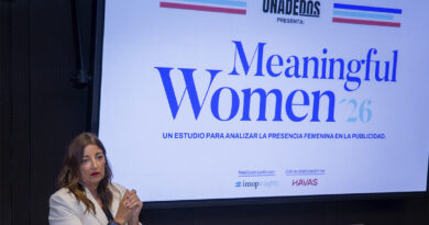 Marta Lugrís, co-directora de UnaDeDos, durante la presentación del estudio