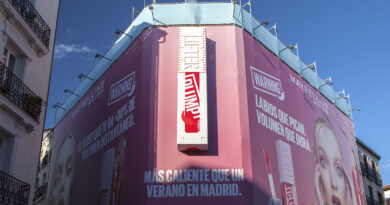 Lona publicitaria del nuevo lanzamiento en Chueca (Madrid) de Maybelline NY