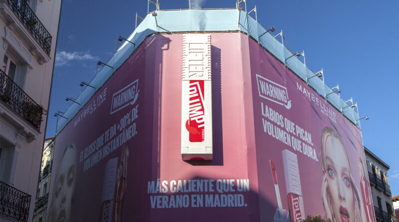 Lona publicitaria del nuevo lanzamiento en Chueca (Madrid) de Maybelline NY