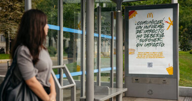 La marca llevó a cabo una campaña especial en la que se reutilizaron soportes publicitarios previos, intervenidos por el artista caligráfico Iván Caíña