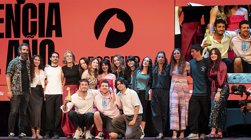 Ganadores recogiendo el premio a mejor Agencia del año en la XIV edición del Festival La Lluna