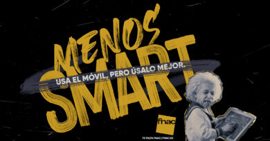 El protagonista pierde la noción del tiempo mientras consume contenido en pantalla, hasta que aparece la propuesta de la marca