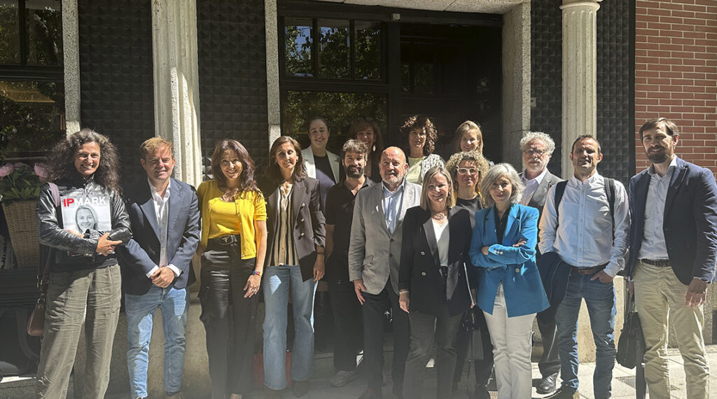Parte de los asistentes de la mesa uno moderada por Ana Egido, redactora jefe de IPMARK