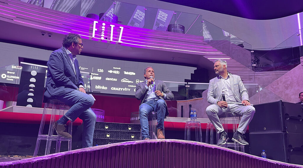 De izq a dcha, Jorge Carriazo, director de estrategia de WAM Global, los participantes, Isaac Vidal, CMSO en AR-Hotels y Carlos Pérez, sales marketing & CX en Alannia Resorts