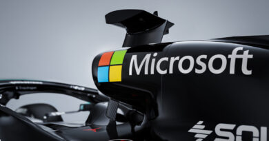 El logo de Microsoft en un coche de la escudería de Fórmula 1 Mercedes-AMG Petronas