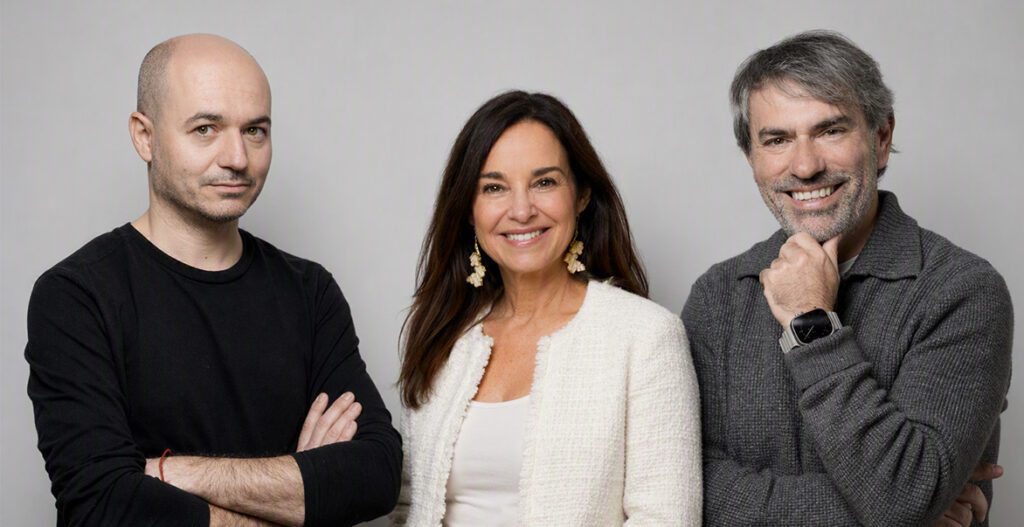 De izquierda a derecha, Óscar Martínez, CCO de Publicis España, Elena Cabrero, chief brand officer de Moeve; y Arturo López, director creativo ejecutivo en Publicis España
