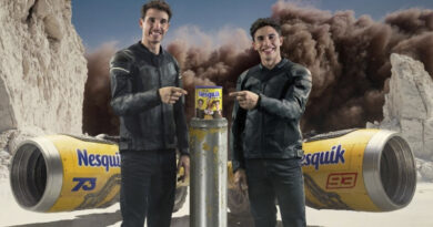 El spot principal de la campaña muestra a los dos pilotos subidos en sus motos mientras reflexionan sobre la importancia de mantener la calma