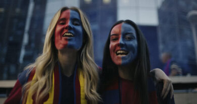 El eje creativo de la campaña se plasma en dos spots producidos por Blank Films, en los que hinchas reales de ambos equipos cantan, a capela, los cánticos de su eterno rival