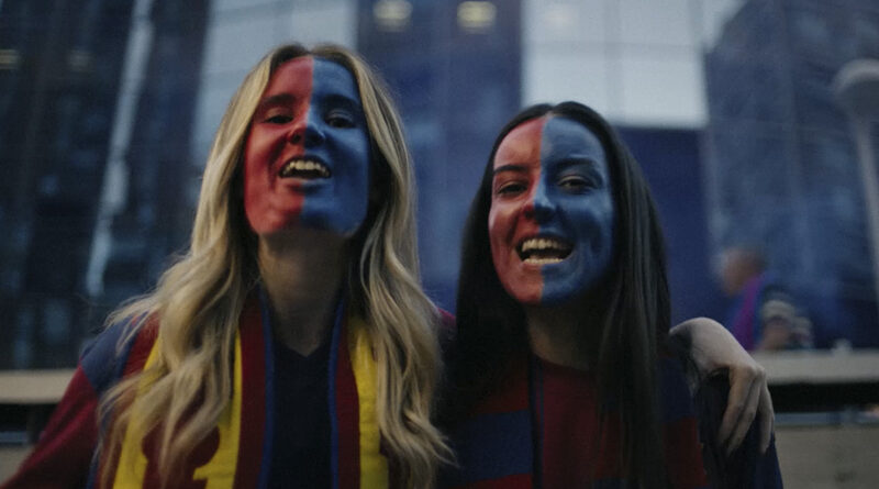 El eje creativo de la campaña se plasma en dos spots producidos por Blank Films, en los que hinchas reales de ambos equipos cantan, a capela, los cánticos de su eterno rival