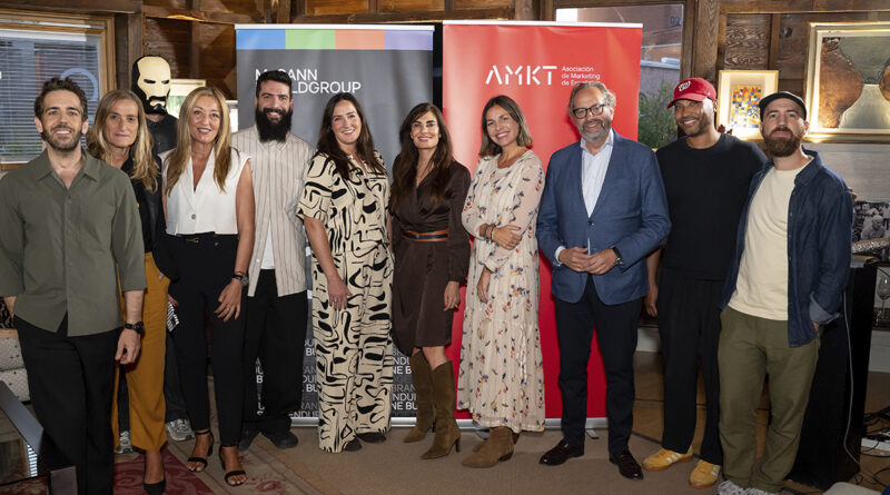Todos los participantes del evento de McCann y AMKT celebrado en Fundación Pons sobre el control de las marcas en el universo de las redes sociales