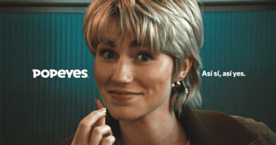 Popeyes plantea un mensaje inequívoco: la calidad no es negociable. Ese compromiso se articula especialmente alrededor de su producto estrella, el pollo crujiente