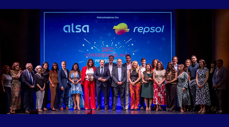 Miembros del jurado junto a los premiados en los Premios DEC 2025