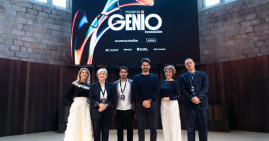 Equipo de los Premios Genio Innovación 2026 con uno de los ganadores de la decimonovena edición