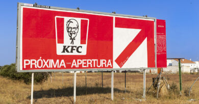 La lona parecía anunciar la próxima apertura de un restaurante KFC en Utrera. Sin embargo, el mensaje ocultaba el giro de la campaña
