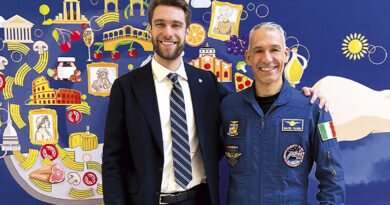 El jefe del grupo Giovanni Rana jr y el astronauta italiano Colonnello Walter Villadei